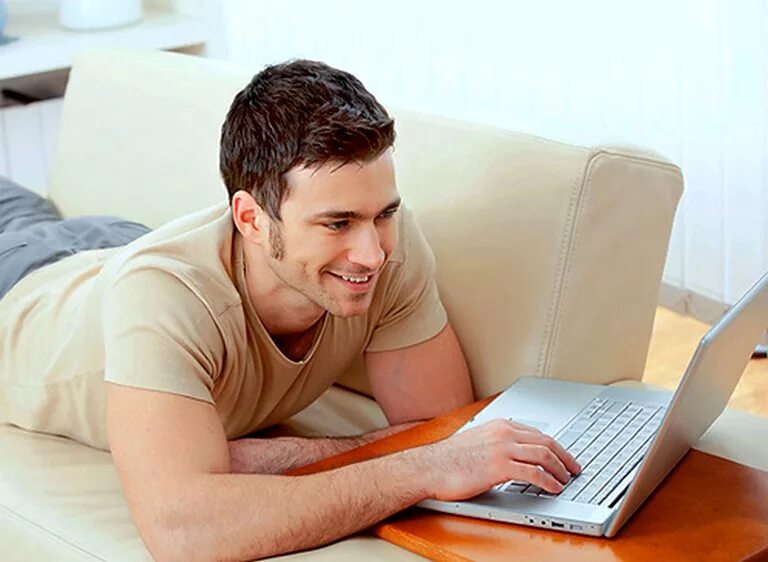 Woman using man. Мужчина в интернете. Интернет парень. Сидеть в интернете. Мужчина сидит в интернете.