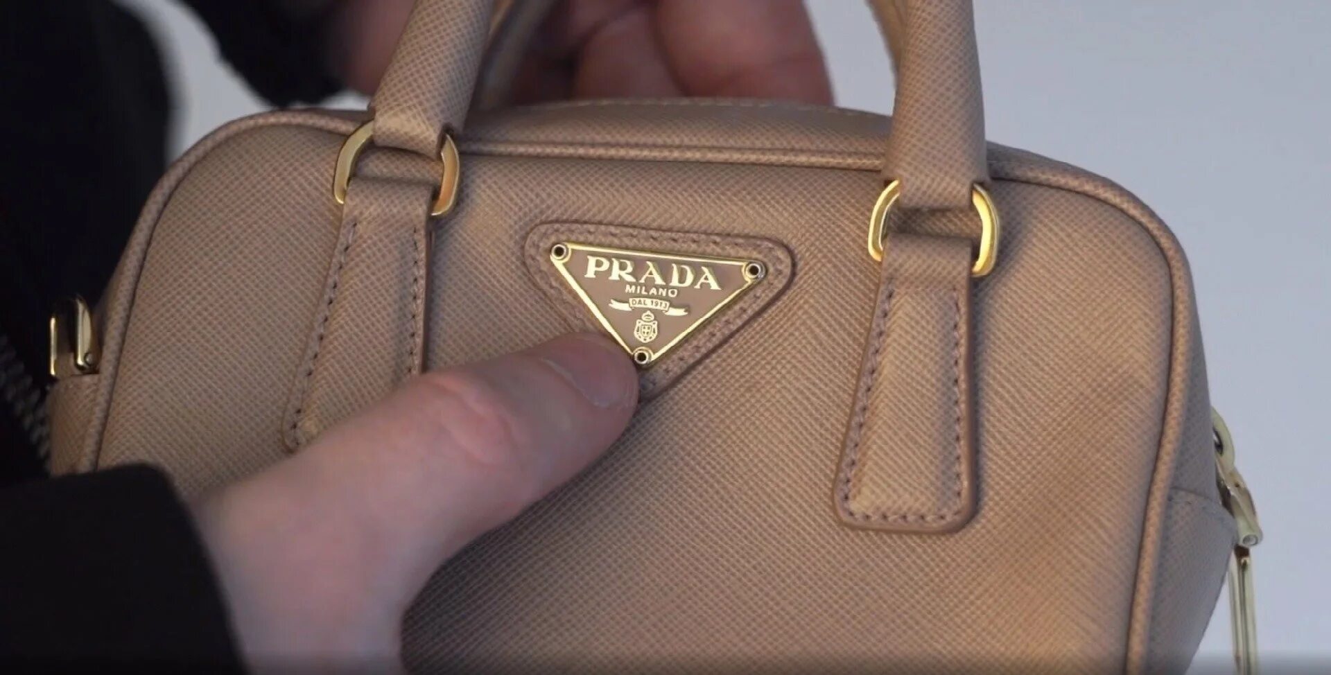 Сумка оригинал россия. Сумка Прада Милано dal 1913. Сумка Prada Milano. Prada Milano Bag сумка. Сумка Prada 2023.