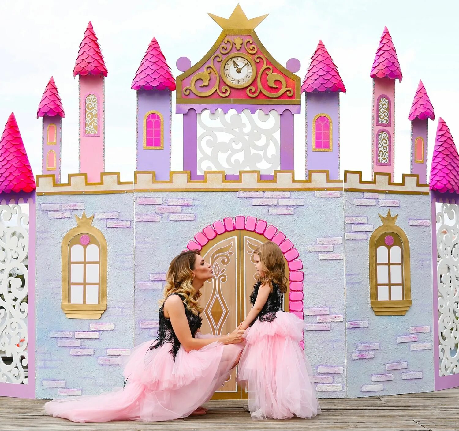 Маленькая принцесса замок. Disney "дворец Софии прекрасной". Замок для фотозоны. Замок декорация. Фотозона замок принцессы.