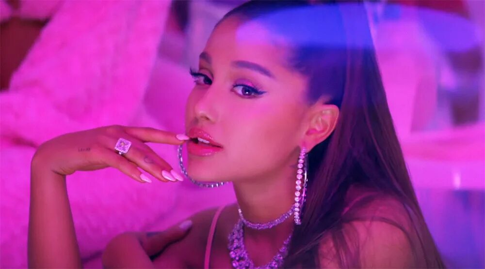 Muy grande grande. Ariana grande. Muy grande grande. Muy grande grande. Макияж арианы гранде 2024.