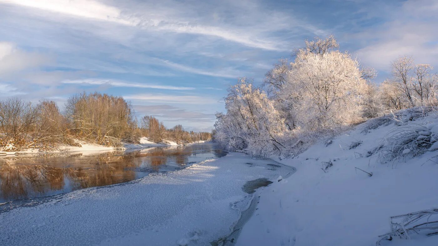 Зима река гдовка. Река зимой предложения. Водоем зимой. Заледеневшая река зима. Зима пейзаж.