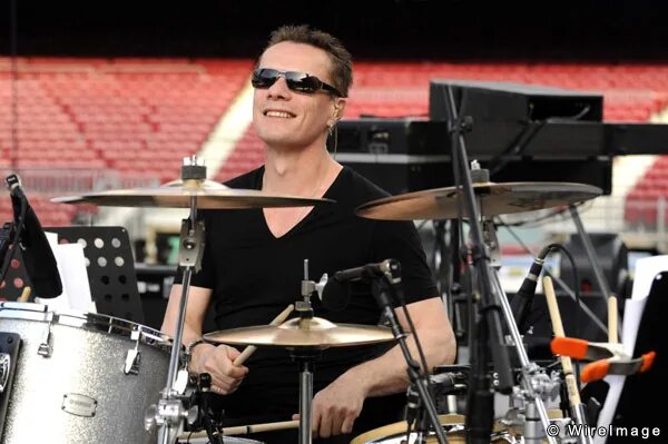 Ударник u2. Ларри маллен младший. Larry mullen jr. Барабанщик u2. Барабанщик u2.