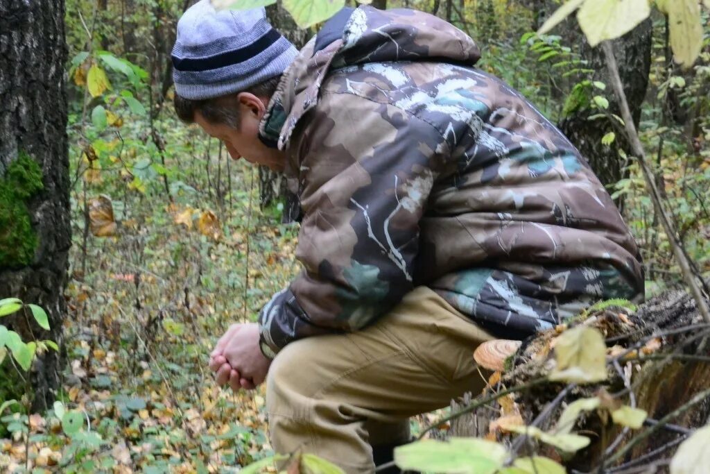 Почему мальчик заблудился в тайге. Заблудился в лесу. Грибники заблудились в лесу. Человек потерялся в лесу. Грибник заблудился.