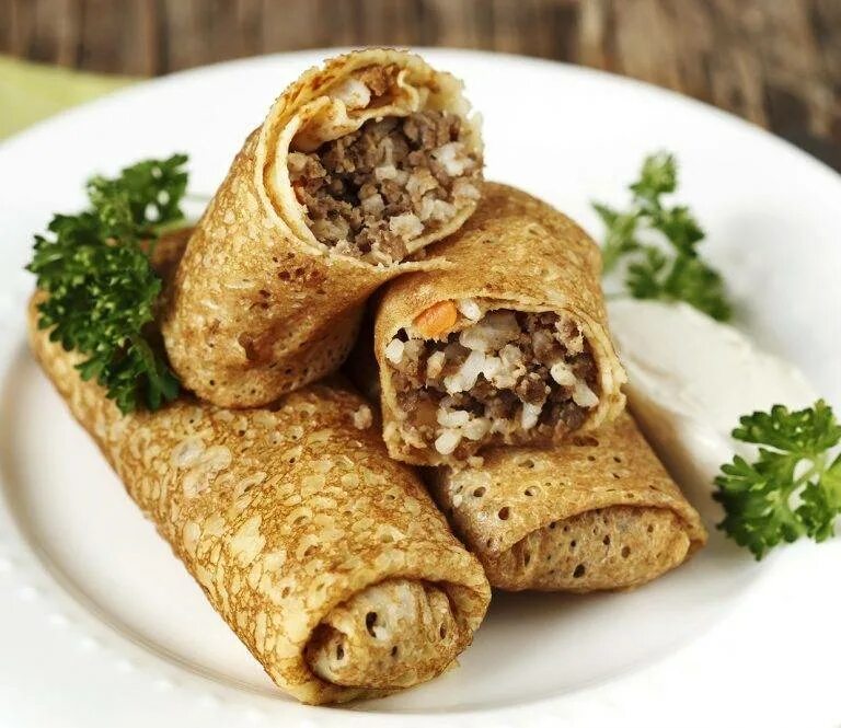 Как приготовить блины с мясом рецепт. Блинчики с мясом. блины фаршированные мясом. блины с фаршем. блинчики фаршированные мясом.