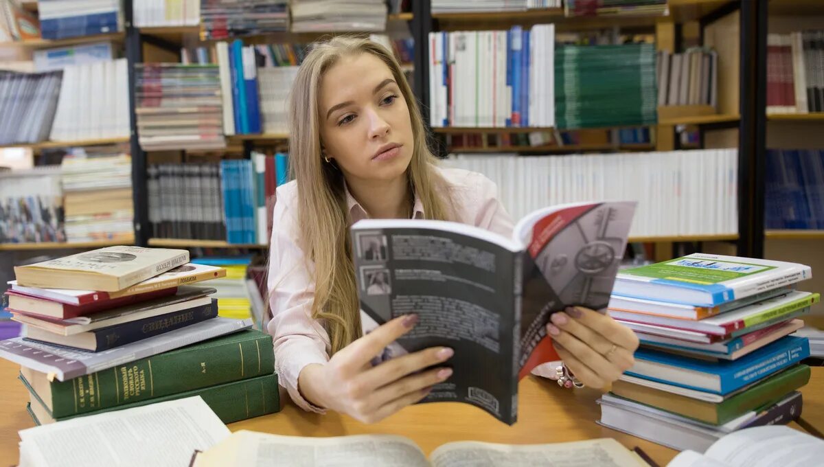 Лингвист профессия. Лингвист работа. Переводчик работа. Лингвист профессия. Лингвист изучает английский.