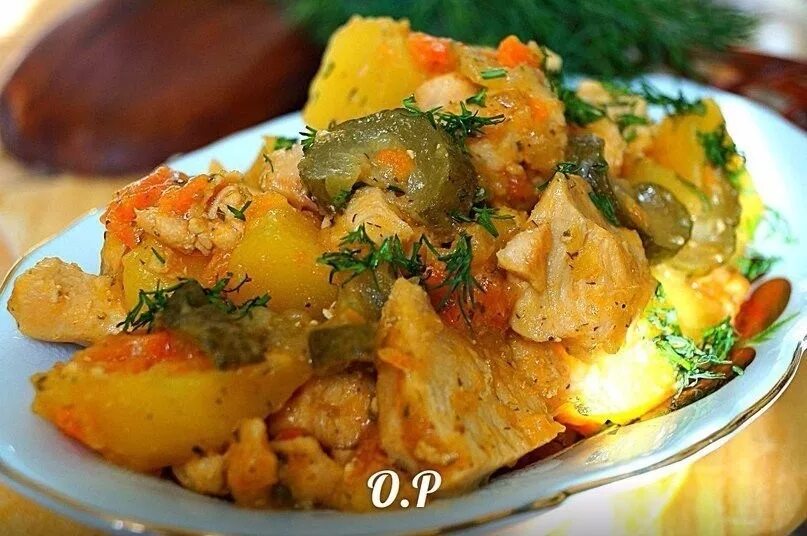 Куриное филе с солеными огурцами на сковороде рецепт. Приготовить курицу с солеными огурцами. Салат с фасолью и солеными огурцами. Курица нашпигованная яблочным уксусом. Приготовить курицу с солеными огурцами.