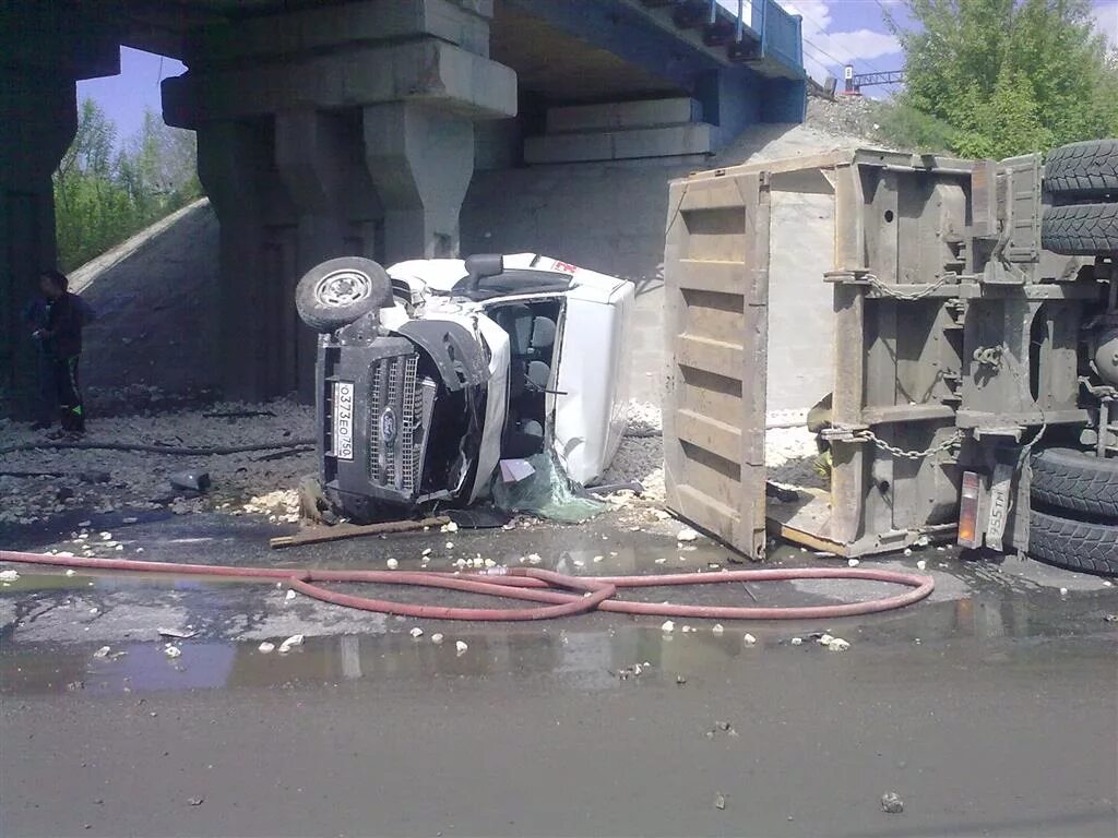 Авария в Жигулевске трассе м5. Перевернулся КАМАЗ С щебнем. Происшествия Жигулевск. Жигулевск м5 сейчас