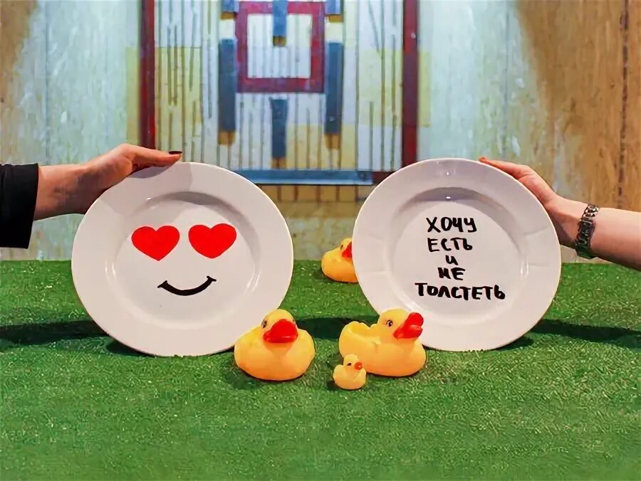 Битье тарелок в ресторане в греции. Битая посуда. Где бьют тарелки. Сломанная посуда. Где бьют тарелки.