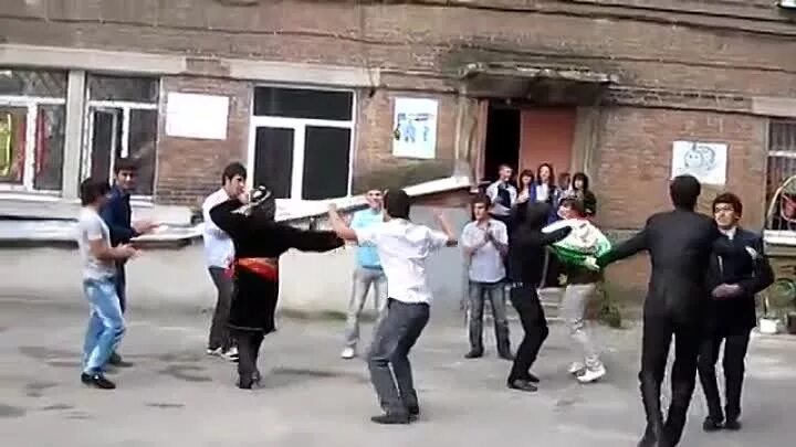 Танцующий таджик. Таджики танцуют. Таджик пляшет. Танцы таджиков. Танцы Таджикистана.