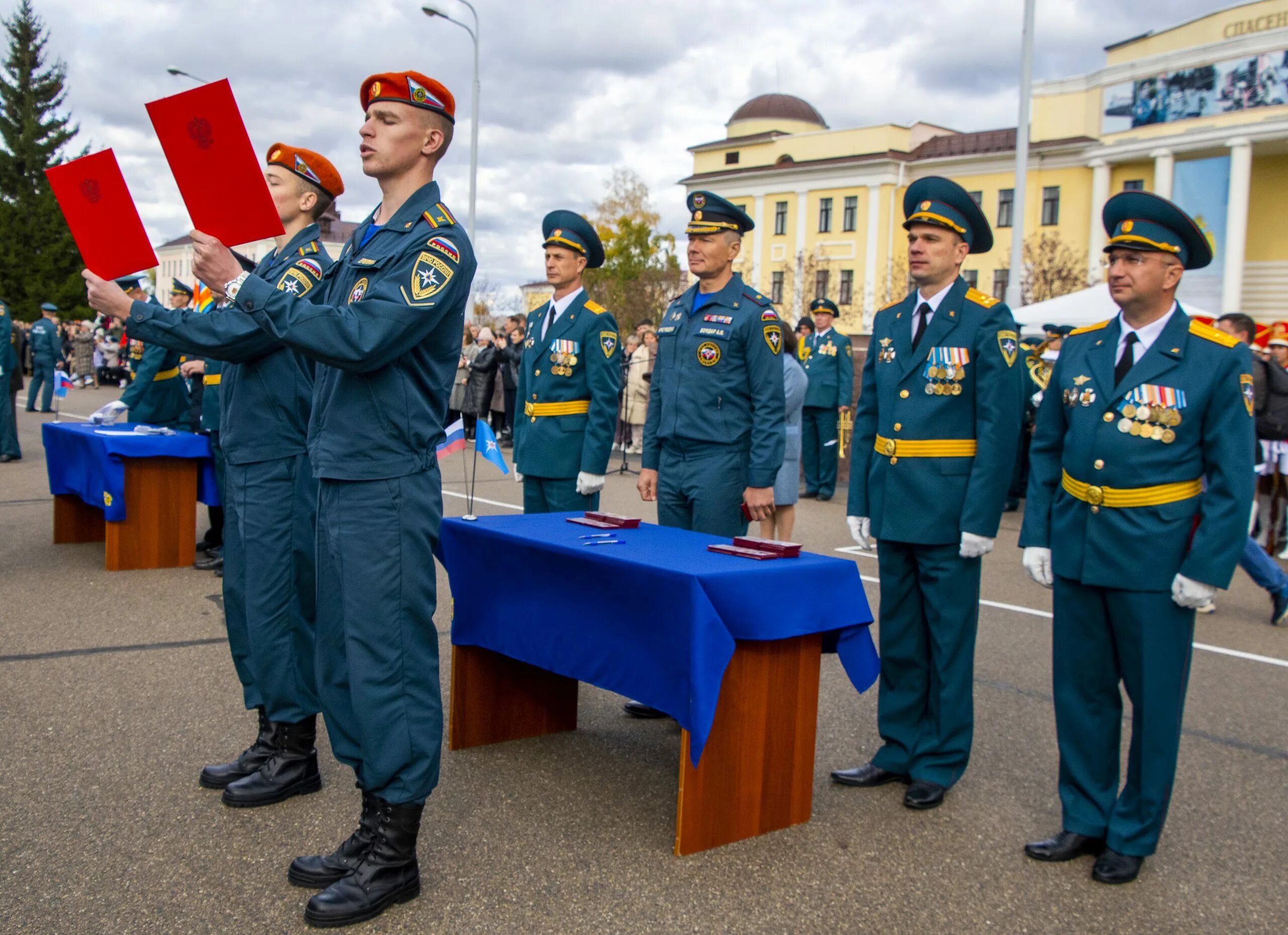 Академия ГПС МЧС России курсанты. Курсанты АГЗ МЧС. Сибирская пожарно-спасательная Академия МЧС России. АГЗ МЧС присяга 2022. Пожарно спасательное дело