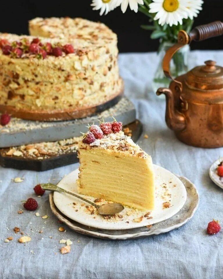 Пироги торты пирожное приготовление. Торт брауни шоколадный. Птифуры наполеон. Торт на ребре. Шоколадный брауни классический.