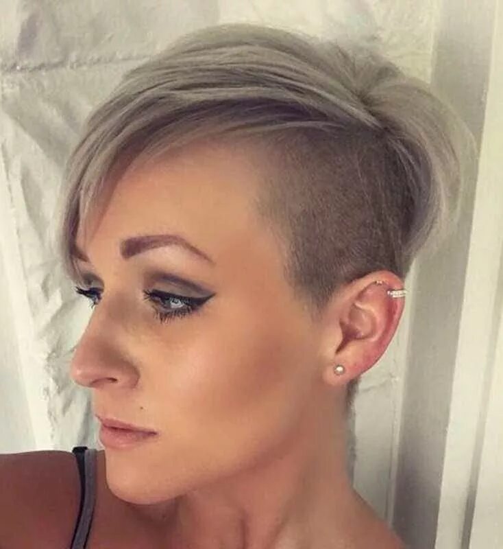 Стрижка томблц андеркат. Топкнот андеркат. Пикси лонг андеркат. Майли сайрус андеркат. Короткие стрижки с выбритыми боками.