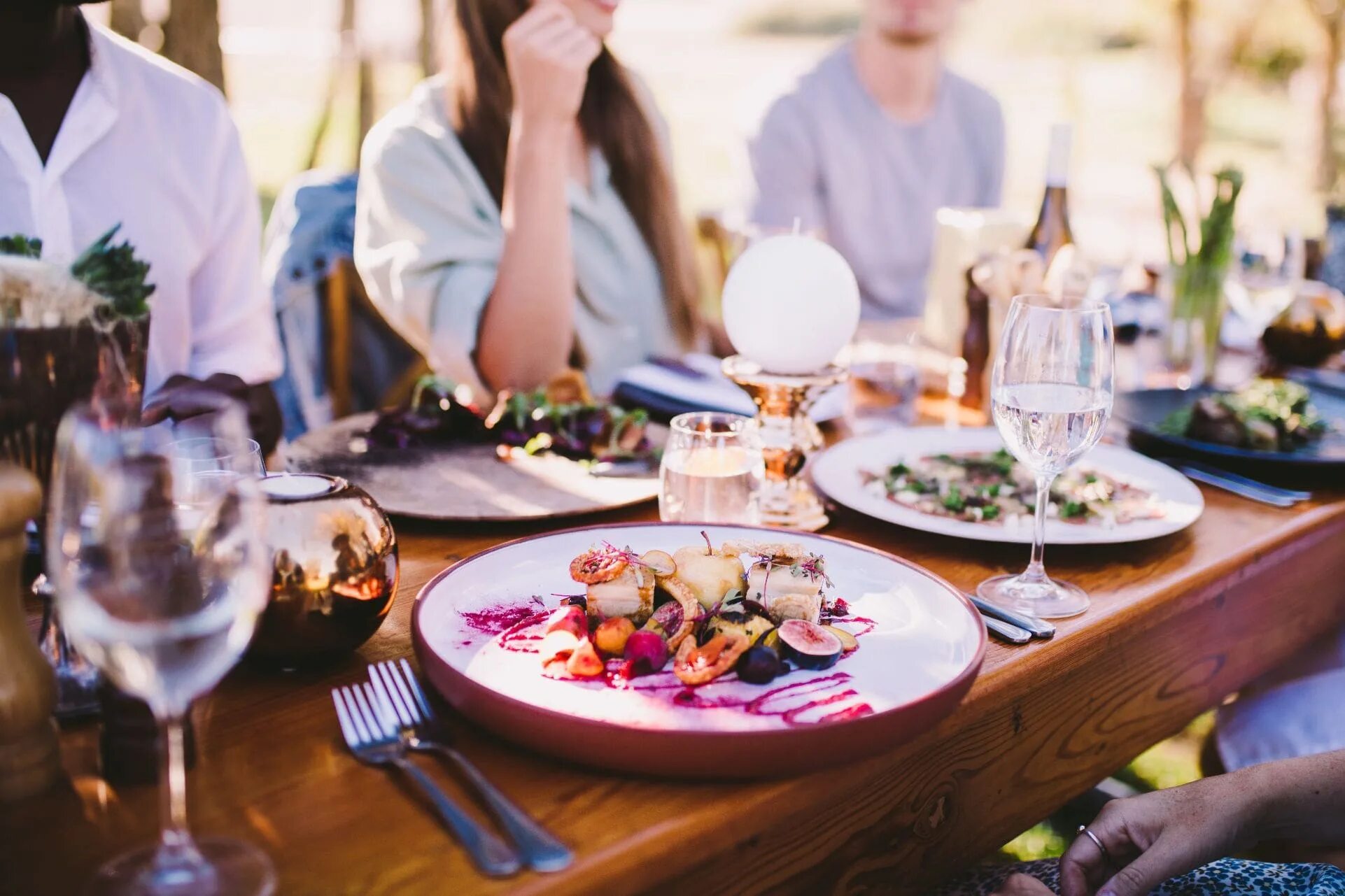 He dine. Праздник в ресторане. Ресторан food and Wine. Культура еды. Управляющий рестораном.