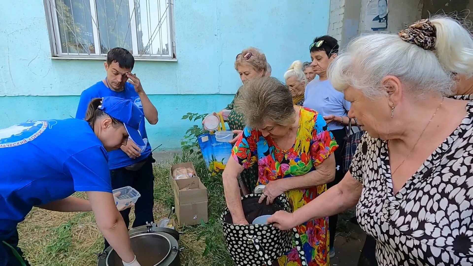 Волонтеры Югры. Гуманитарный добровольческий корпус Ханты-Мансийск. Волонтеры на Донбассе. Помощь народа участникам сво. Женщины волонтеры на донбасс