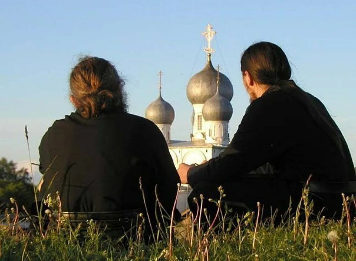 Православные люди. Возле церкви. Парень возле церкви.