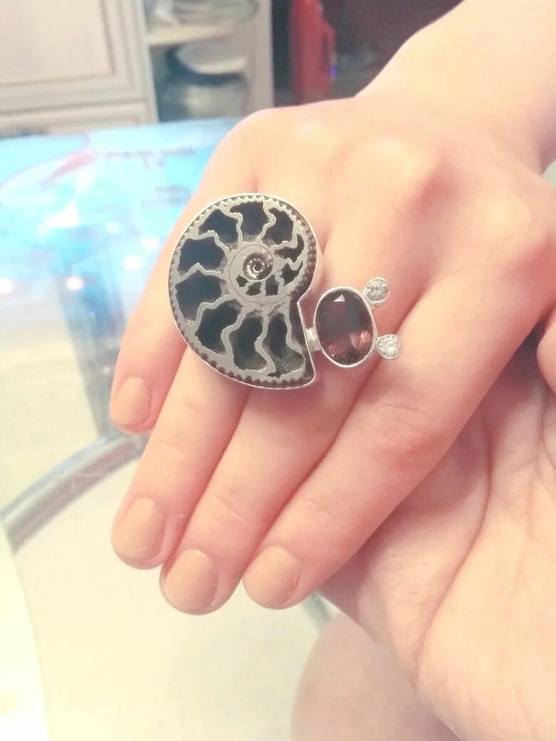 Кольцо улитка. Серебряное кольцо улитка. Серебряное кольцо «Ракушка». Кольца с ракушками из серебра.