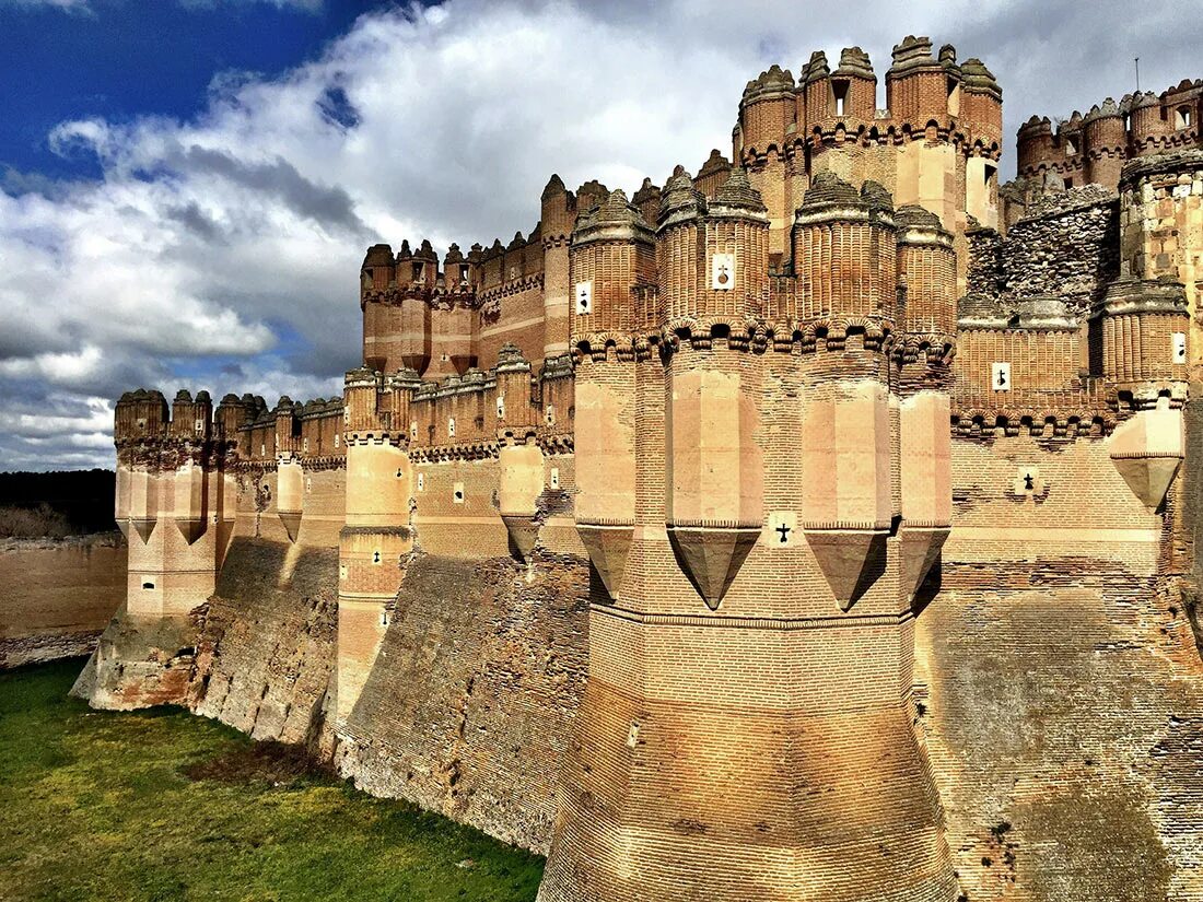 Неприступная крепость это. Замок Кока, Сеговия, Испания. Замок Кастильо де Кока Испания. Замок Кока, провинция Сеговия, Испания. Кастильо де Альмодовар замок.