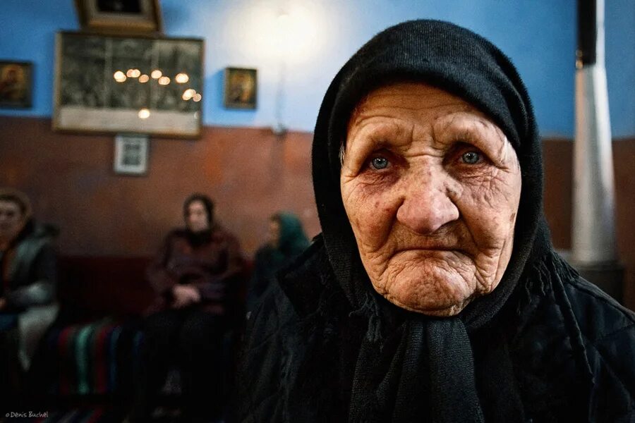 Наглая бабка в автобусе. Наглые старухи. Бабушка сидит в автобусе. Наглые старухи. Злая старушка.