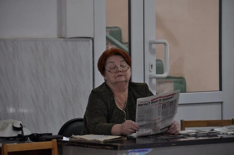 Работа гардеробщица вахтер. Вахтерша. вахтер в школе. бабушка вахтер. вахтер общежития.
