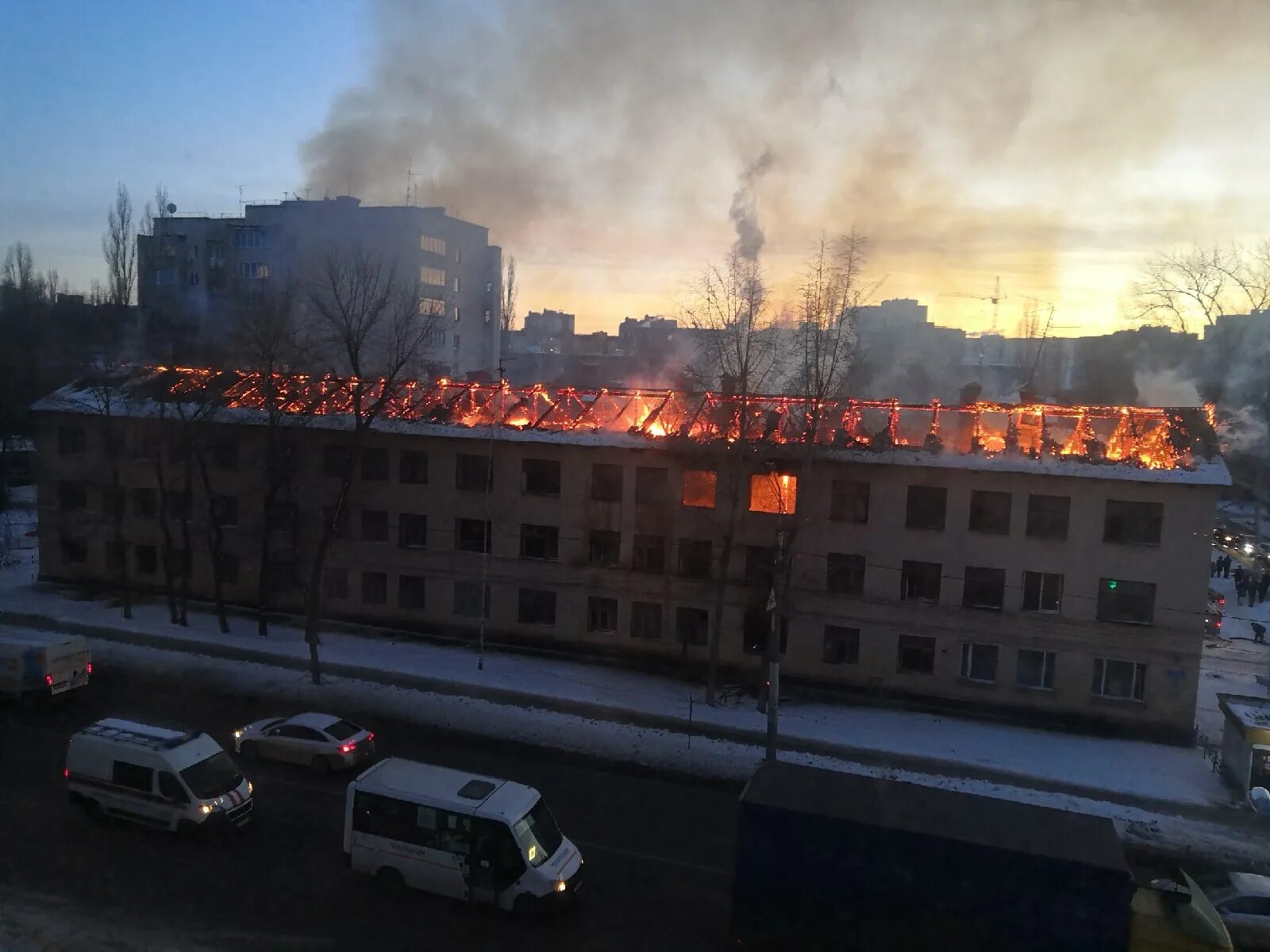 Пожары в общественных зданиях. Пожар в Воронеже. Пожар в заброшенном здании.