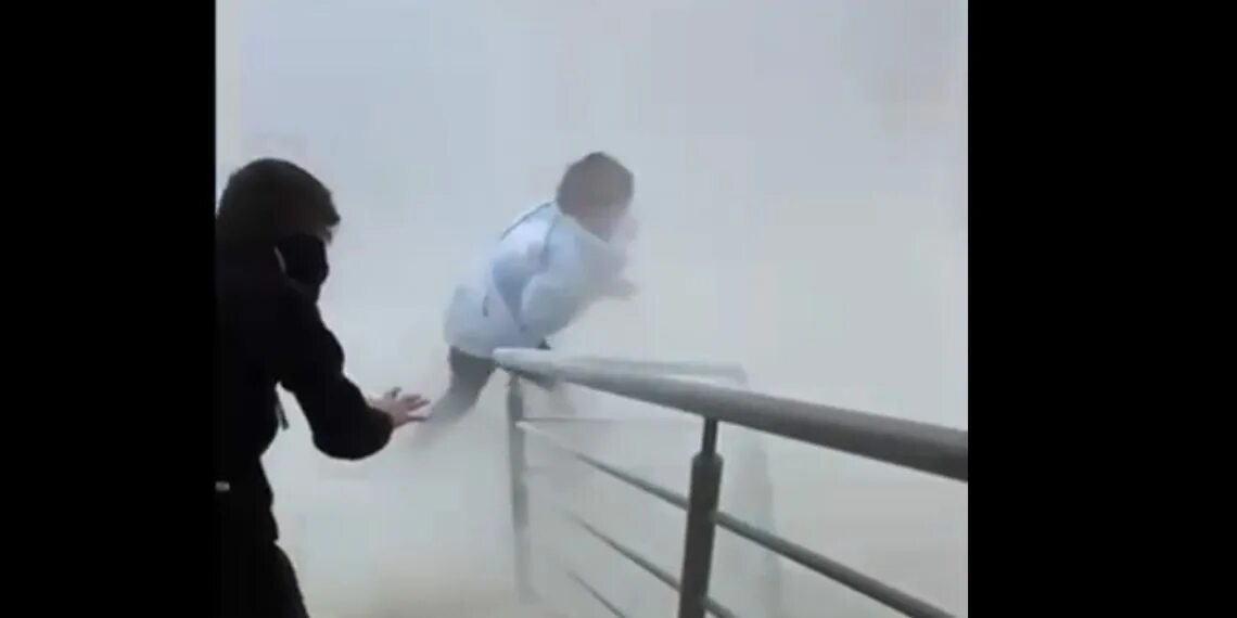 В Подъезде Видео
