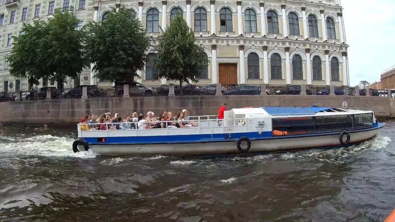 Речные трамвайчики в санкт петербурге. Речной трамвайчик экскурсионный СПБ. Речной трамвайчик на Неве. Трамвайчики речные в СПБ Фонтанка.