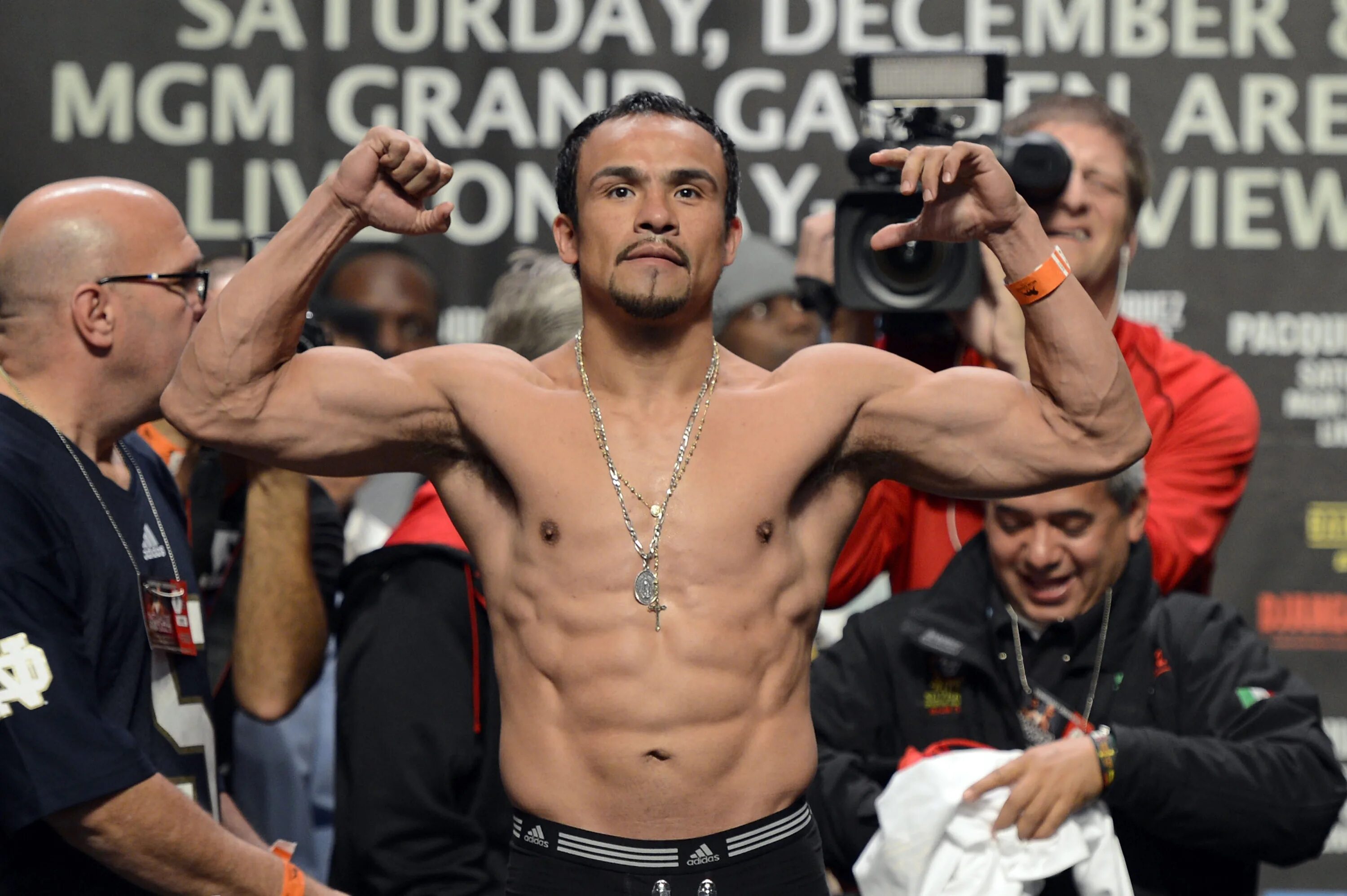 Хуан мануэль чавес. Маркес хуан мануэль в молодости. Хуан мануэль маркес 2022. Маркес боксер. Хуан мануэль маркес 2022.