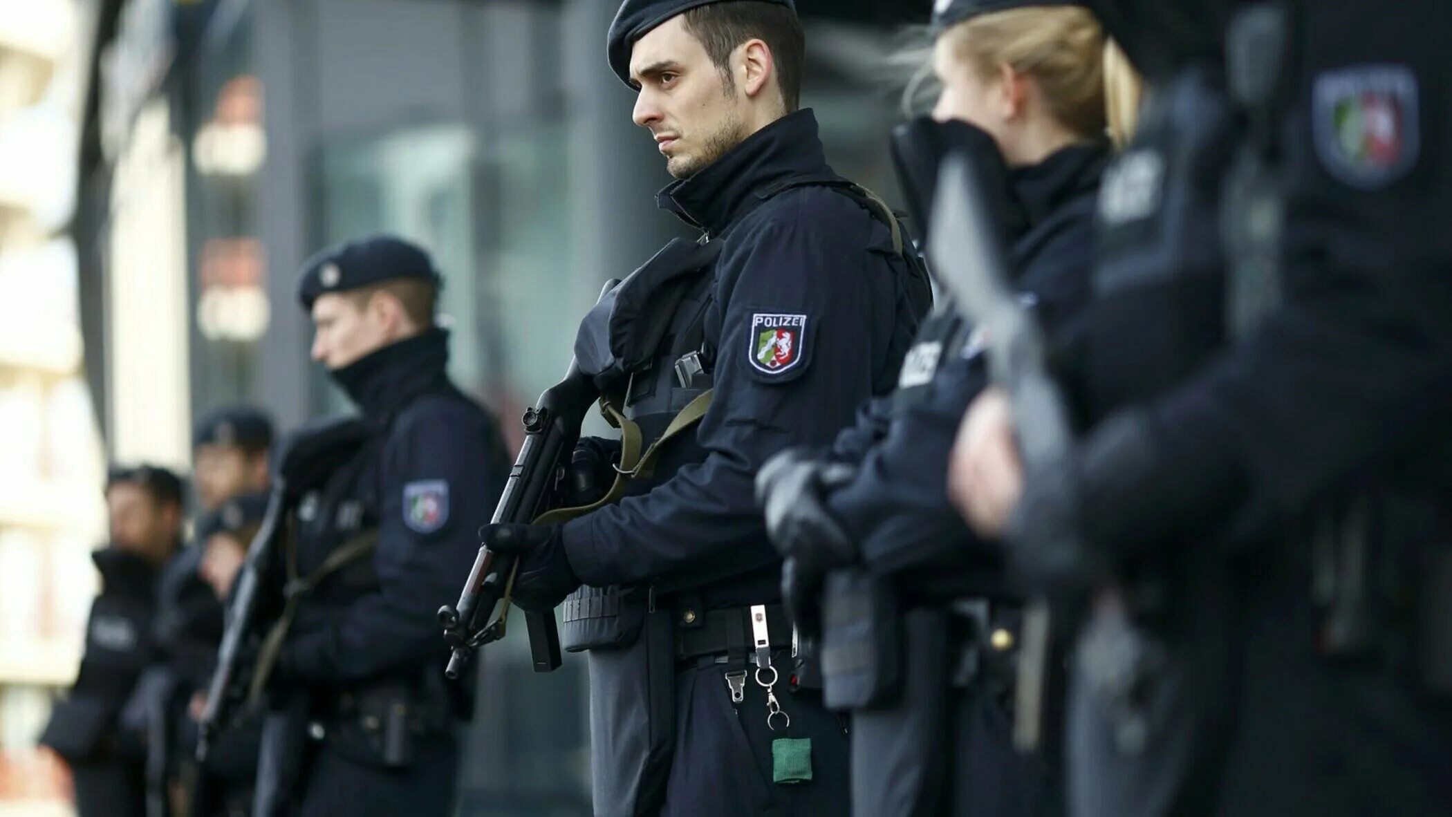 Кпсюпк кировский пожарно-спасательный юридический. Полиция германии polizei. Полицейские германии 2022г. Германская полиция амг ван. Немецкий полицейский.