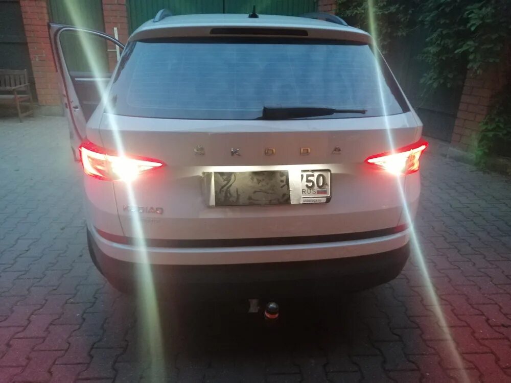 Задний стоп сигнал шкода рапид. Задний фонарь кодиак. Задние фары шкода кодиак. Kodiaq фонарь заднего хода. Задние светодиодные фонари шкода кодиак.