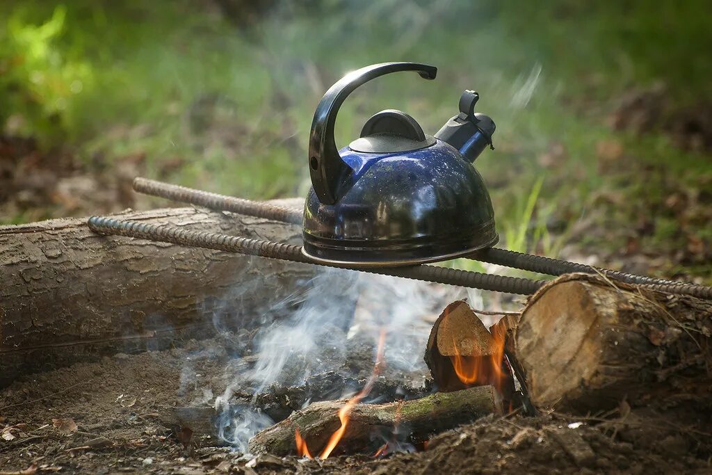 Кипит в лесу. Чайник кипит. Чайник вскипел. Вскипятить чайник на углях. Терпение кипит.