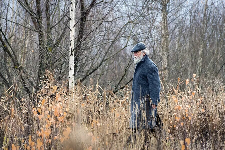 Главная роль осень. Поздняя осень люди. Мужские фотосессии на природе поздней осенью. Фотосессия в деревне поздней осенью.