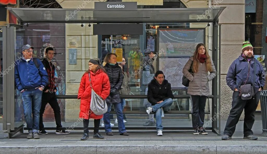 Люди на остановке. Автобусная остановка с людьми. Люди на остановке зимой. Люди стоят на остановке.