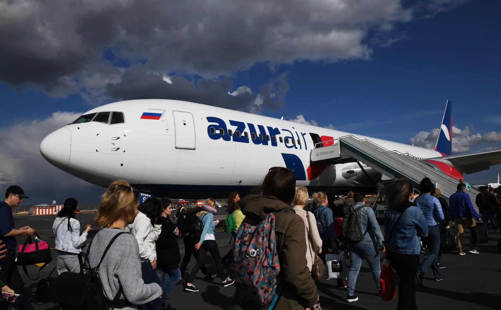 Azur на русском. Азур Эйр самолеты. Самолет авиакомпании Азур АИР. Azur Air 2023. Самолеты Азур Эйр в Тайланд.