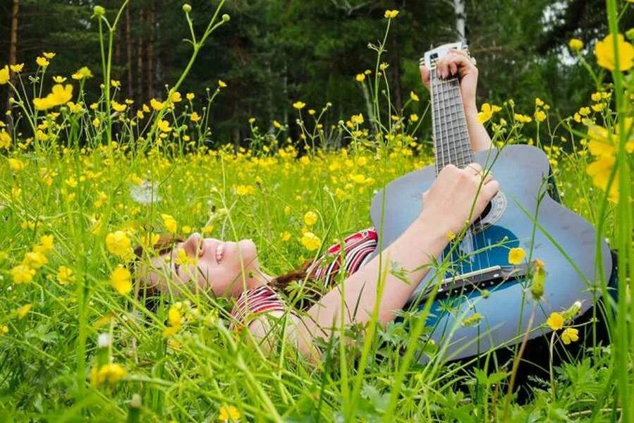 Мелодии лета. Это лето поет. Завтра лето. Открытки с началом лета. Музыка лето приходи.