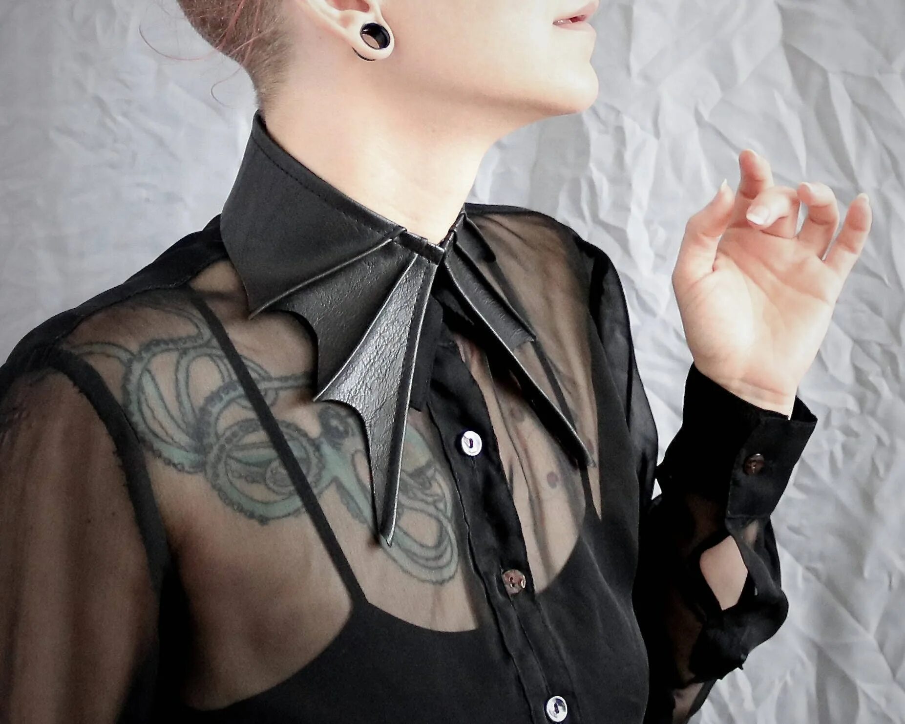 Чокер с летучей мышью. Воротник летучая мышь. Воротник крылья летучей мыши. Воротник летучая мышь. Короткая куртка с рукавами летучая мышь.