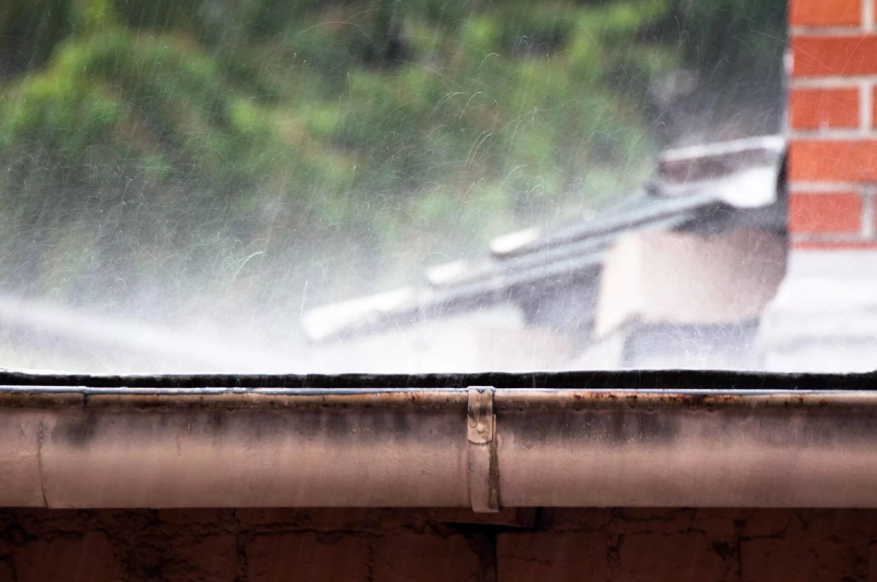 Дождь сделавшись совершенно прямым барабанил. Водосток ливень. Кровля дождь. Сильный дождь по крыше. Дождь по крыше.