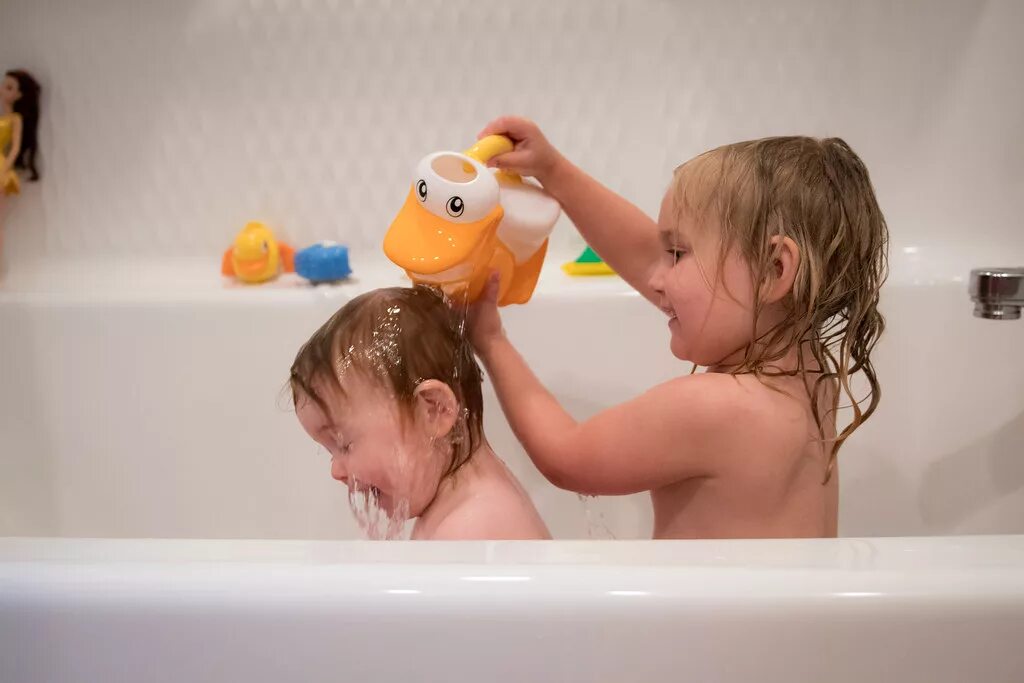 Time. The bath time. Купаются в ванне. Купается в ванной. Baby 10 лет bath time.