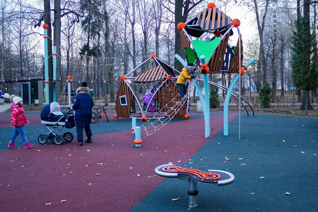 Лианозовский парк аттракционы. Парк аттракционов Лианозовский парк. Лианозовский парк Москва. Лианозовский парк детские площадки.