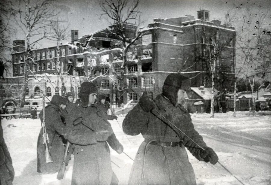 Январь 1942. Сталинградская битва зима 1942. Освобождение можайска 1942. Танкист гавриил антонович половченя 1907 1988. Можайск освобожденный 1942 году.