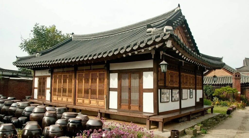 Китайская изба. Ханок корейский дом. Ханок дом в Корее. Корейская архитектура Ханок. Ханок Северная Корея.