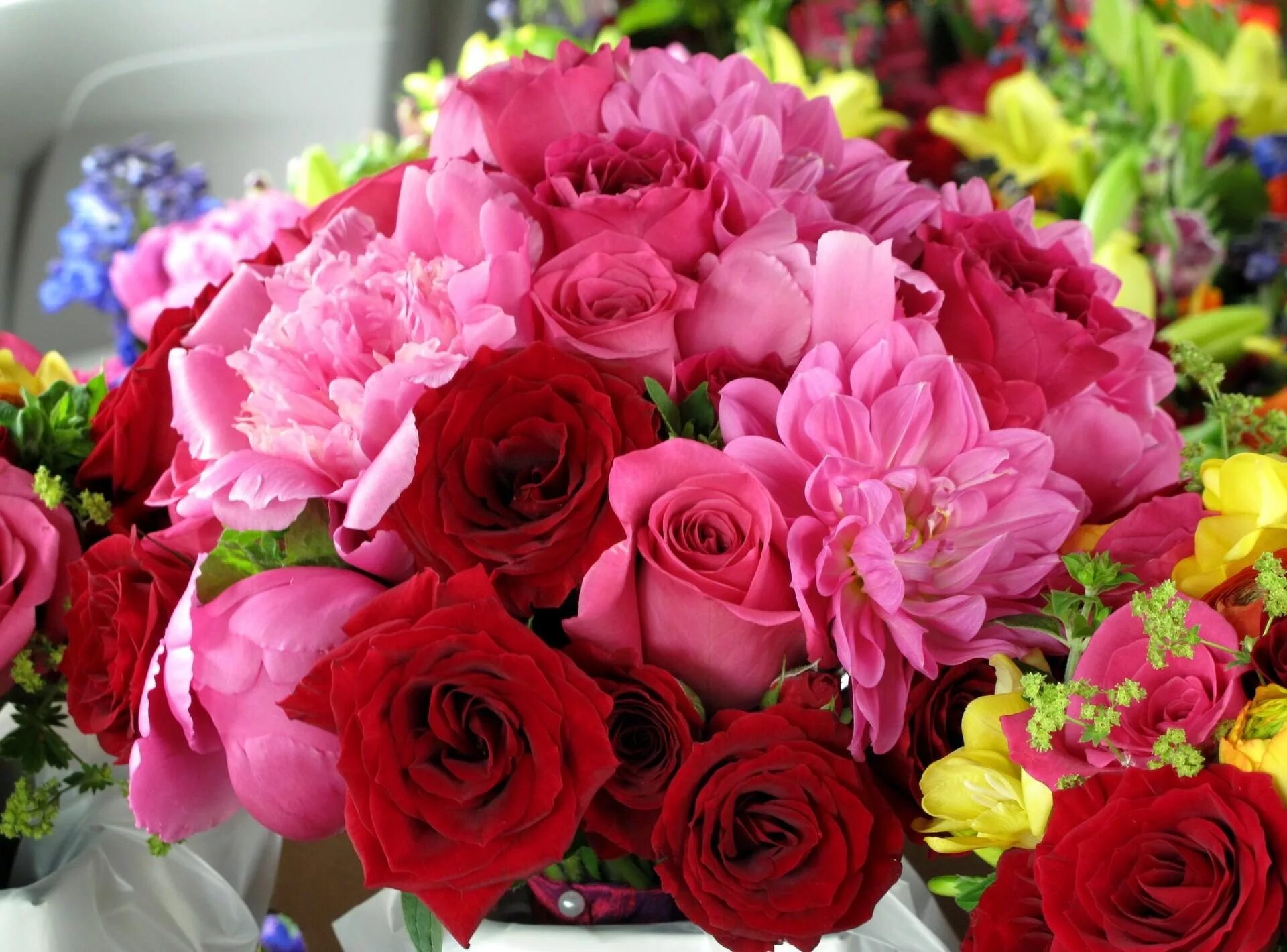 Песня я подарю тебе розы пионы. Пионы и розы. Красивый букет. Шикарный букет цветов. Шикарные цветы.