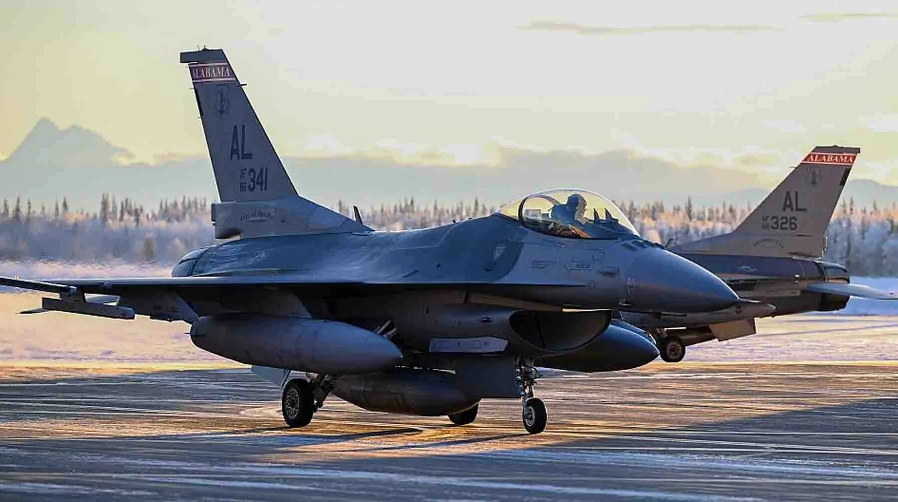 F 16 истребитель украина. F-16 США. F16. Lockheed Martin f-16. F16 истребитель.