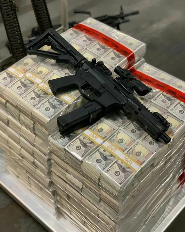Guns bithes s money. Guns bithes s money. Стволы и деньги. Гангстер щит. Guns bithes s money.