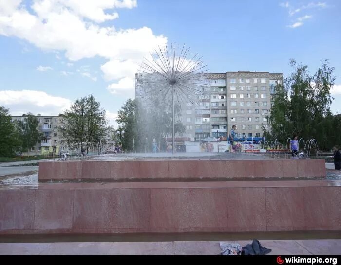 Улица города ртищево. Фонтан Ртищево. Ртищево Саратовская область фонтан. Сквер Центральный Ртищево. Ртищево фонтан в парке.