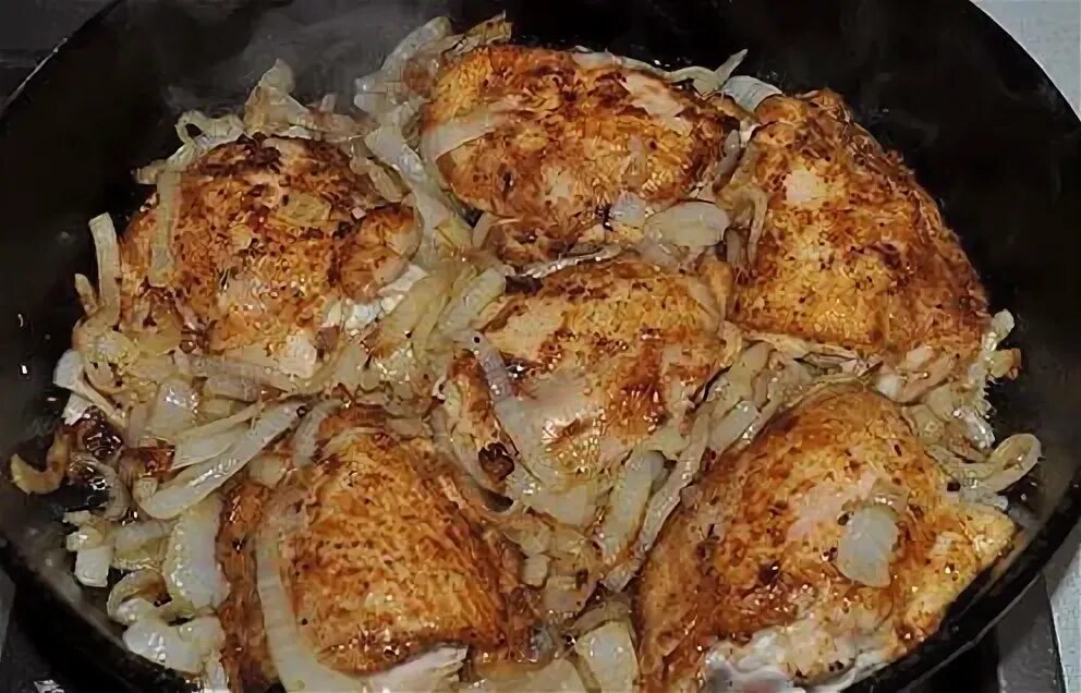 Куриные бедра на луке на сковороде. Вкусные куриные бедрышки с луком. куриные бёдра на сковороде в сметане. бедрышки с луком на сковороде. куриные бёдра на сковороде с луком и чесноком.