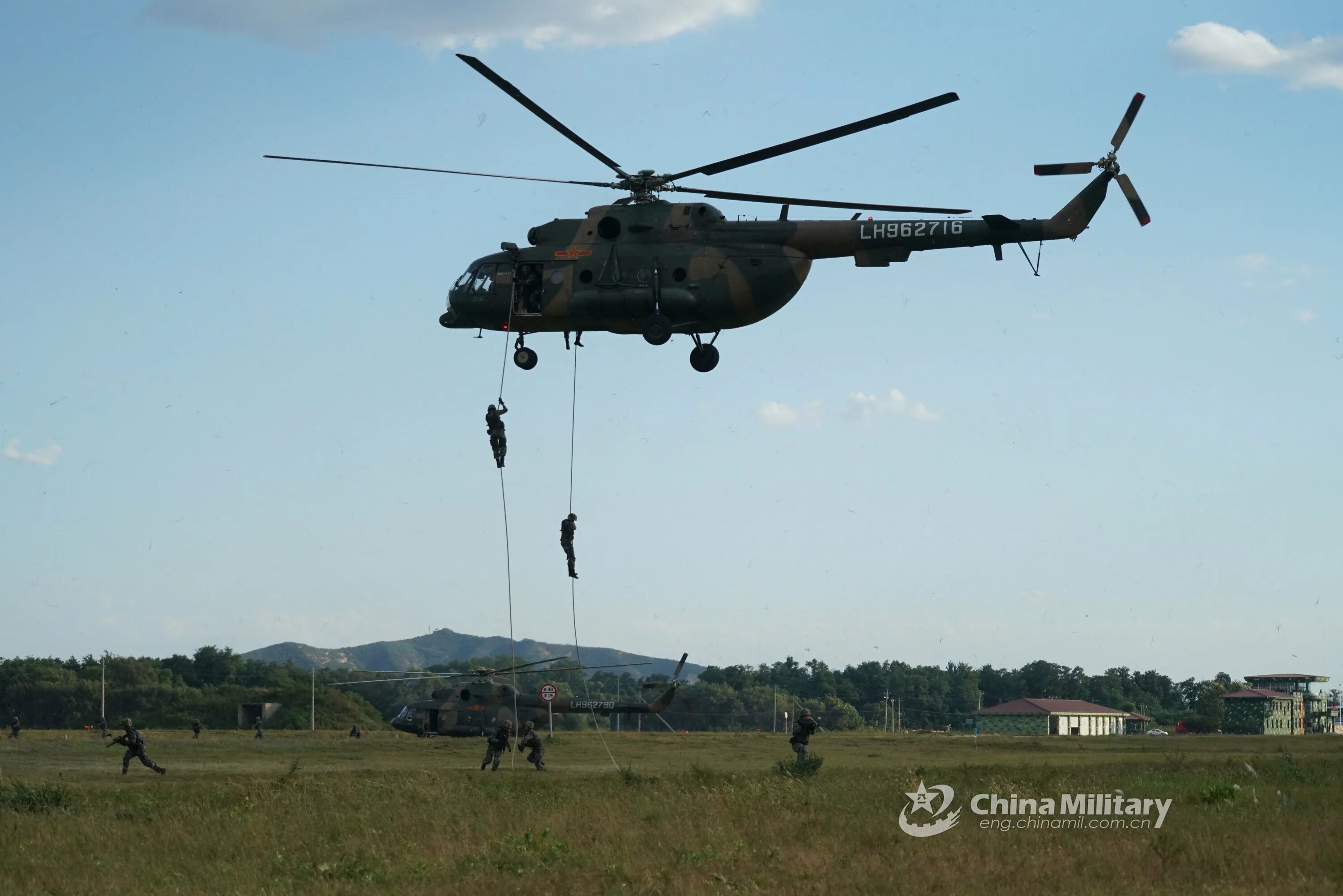 Высадка в гостомеле. Ми 8 Гостомель. Вертолет ми 24 высадка десанта. Десантирование с вертолета ми-8. Высадка десанта с вертолета ми 8.