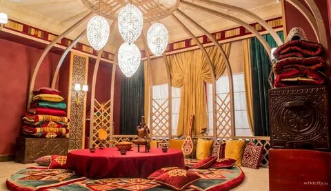 Трусикасыз көйлек киген қыздар