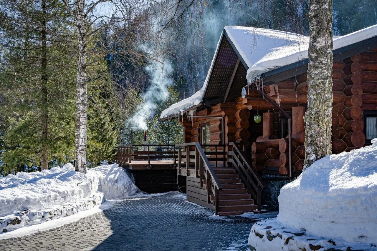 Village teletskoe. Артыбаш Алтай Вилладж. Отель Алтай Вилладж Телецкое. Алтай Вилладж Телецкое зимой. Отель на Телецком озере Алтай Вилладж.