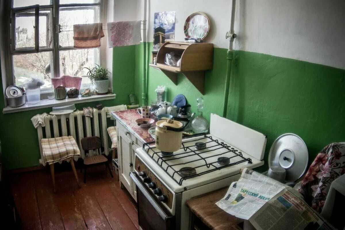 Жили в квартире 40. Советская кухня в хрущевке. Кухня в хрущевке сарая. Кухня в старой квартире. Старая Советская квартира.