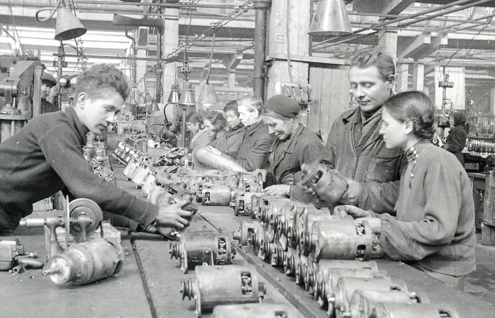 питер завод знамя труда. какой завод с трудового. производительность это в обществознании. санкт-петербург завод труд. работник завода.